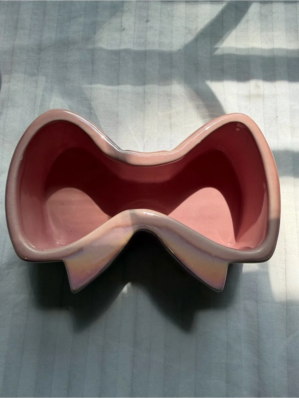 Iridescent pearlescent pink ceramic bow trinket box with removable lid